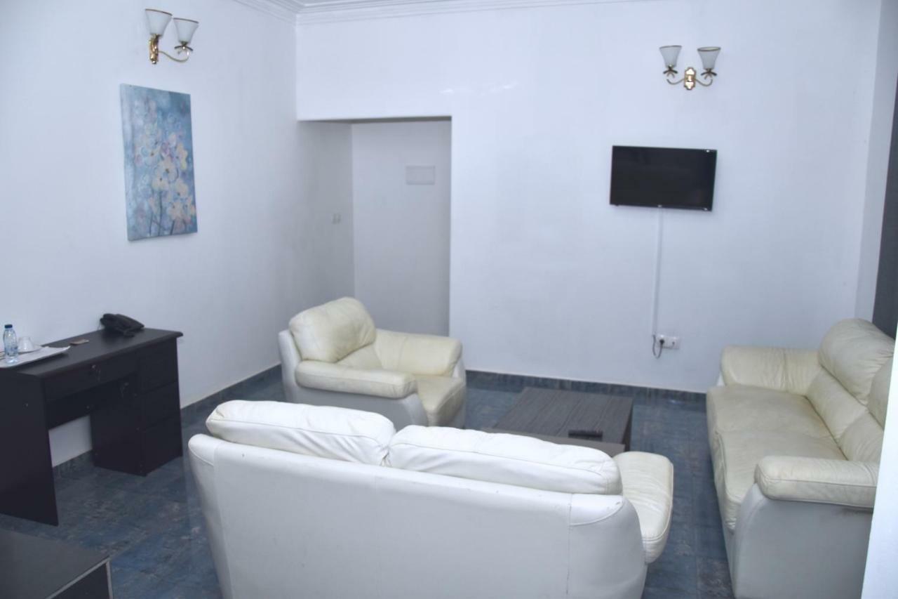 Hotel La Couronne Rw Yaoundé Екстериор снимка